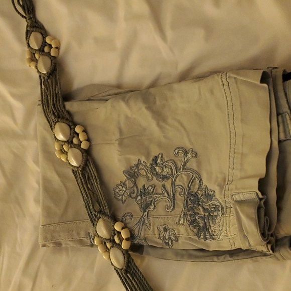 Cute Dex brand embroidered capris, - Picture 4 of 4